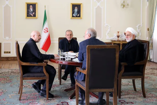 بزشكيان يجتمع مع رئيس البرلمان محمد باقر قاليباف ورئيس القضاء غلام حسين محسني إجئي مساء السبت (الرئاسة الإيرانية)