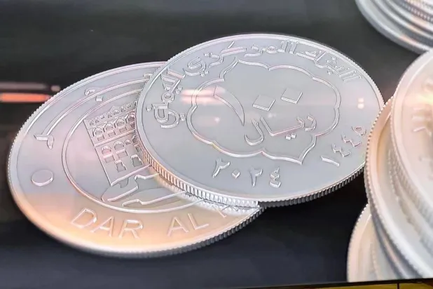 الجماعة الحوثية سكت عملة معدنية من فئة 100 ريال يمني وصفتها الحكومة بأنها غير شرعية (إكس)