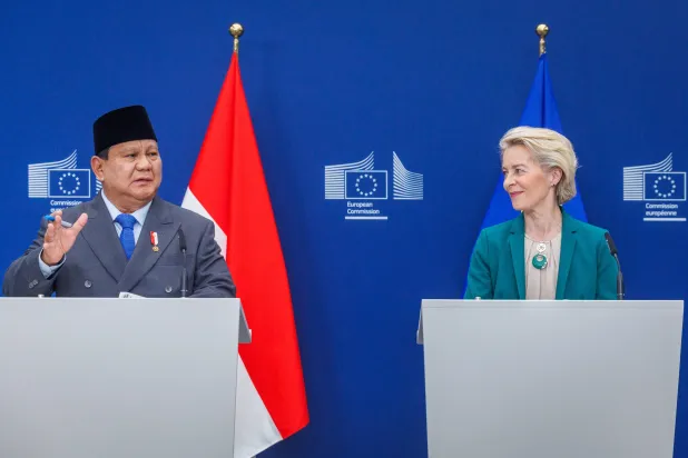 رئيسة المفوضية الأوروبية أورسولا فون دير لاين ورئيس إندونيسيا برابوو سوبيانتو يتحدثان خلال مؤتمر صحافي في بروكسل 13 يوليو 2025 (إ.ب.أ)