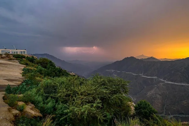 البرق يعانق قمم جبال السروات بمنطقة الباحة (واس)