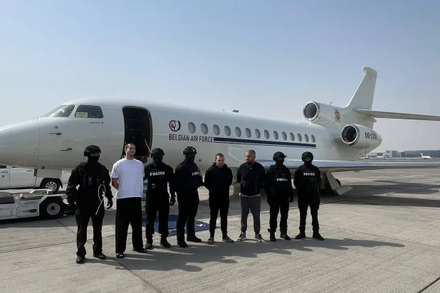 جانب من عملية التسليم (وام) 