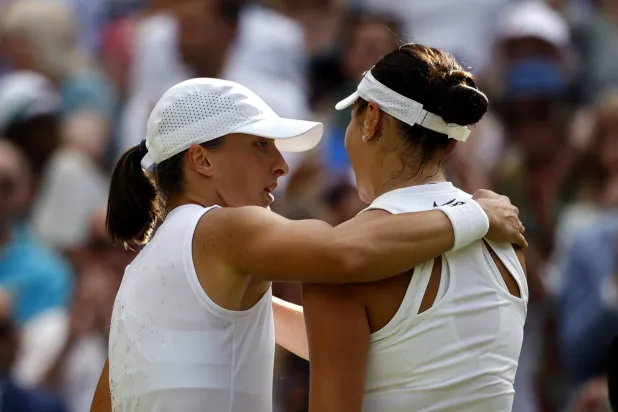 إيغا شفيونتيك تواسي منافستها الأميركية أماندا أنيسيموفا (إ.ب.أ)