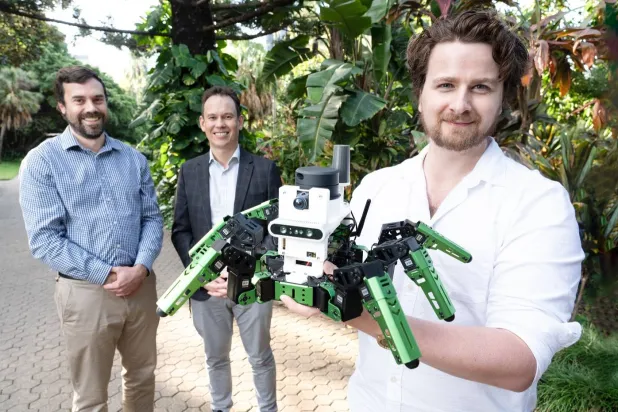 الدكتور آدم هاينز، الباحث بمركز الروبوتات في جامعة كوينزلاند للتكنولوجيا أثناء تجربة النظام الجديد (جامعة كوينزلاند للتكنولوجيا)