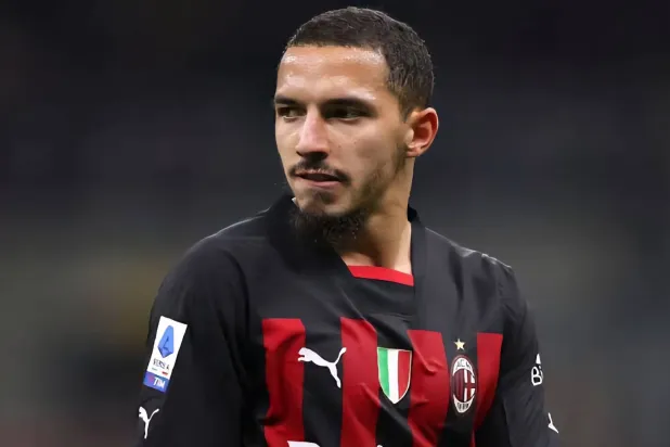 لاعب الوسط الجزائري إسماعيل بن ناصر (نادي ميلان)