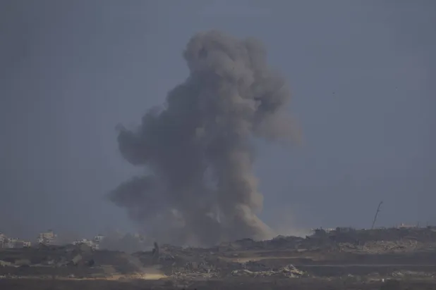 تصاعد الدخان جراء الغارات الإسرائيلية على قطاع غزة اليوم (أ.ب)