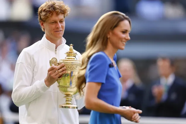 يانيك سينر يتسلم كأس ويمبلدون من أميرة ويلز (إ.ب.أ) 