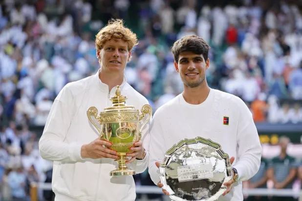 يانيك سينر يحتفل بلقب ويمبلدون وإلى جواره وصيفه ألكاراس (إ.ب.أ)