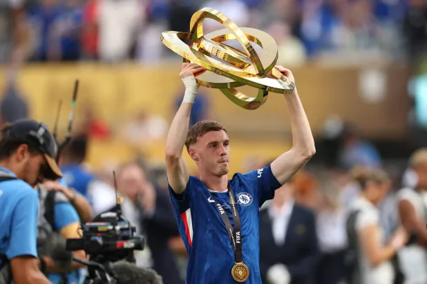 بالمر حاملا كأس البطولة (أ.ف.ب)