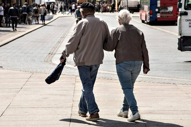 اثنان من كبار السن يسيران في الدنمارك (أ.ف.ب)