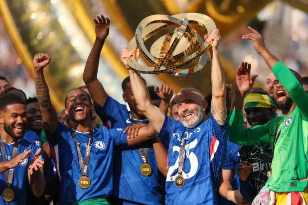 ماريسكا يحمل كأس العالم للأندية (أ.ف.ب)