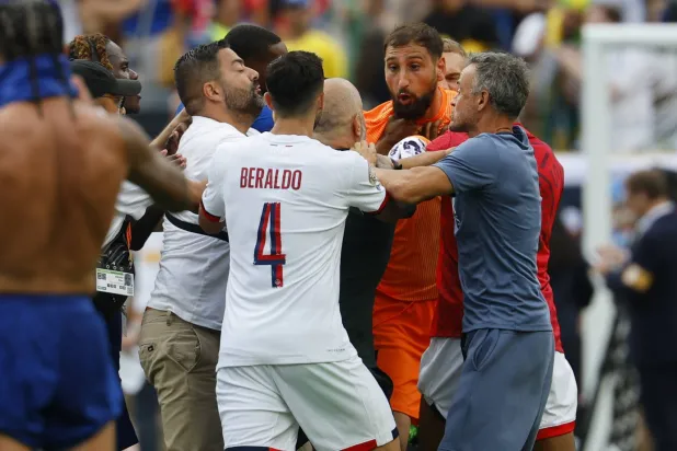 لويس إنريكي مدرب باريس سان جيرمان حاول التقليل من شأن دفعه جواو بيدرو (إ.ب.أ)