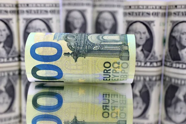 تهديدات ترمب الجمركية تدفع اليورو للتراجع والدولار للارتفاع