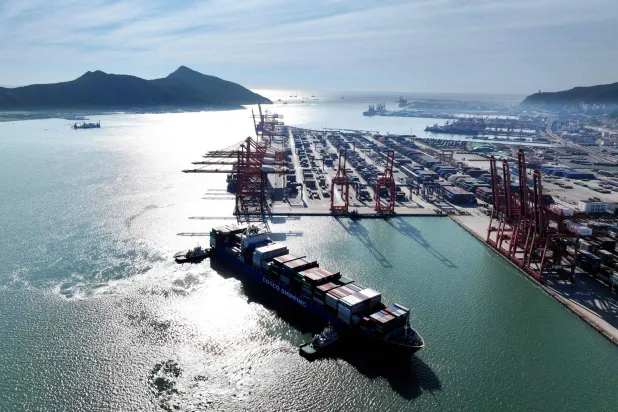 سفينة شحن لدى وصولها إلى ميناء ليانيونغانغ شرق الصين (أ.ف.ب)