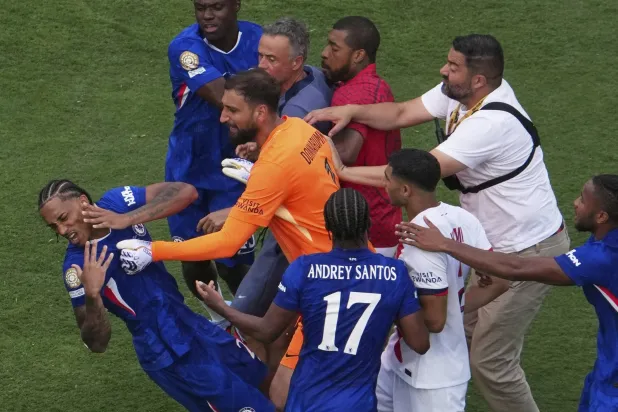 جواو بيدرو لحظة اشتباكه مع إنريكي ودوناروما (أ.ب)