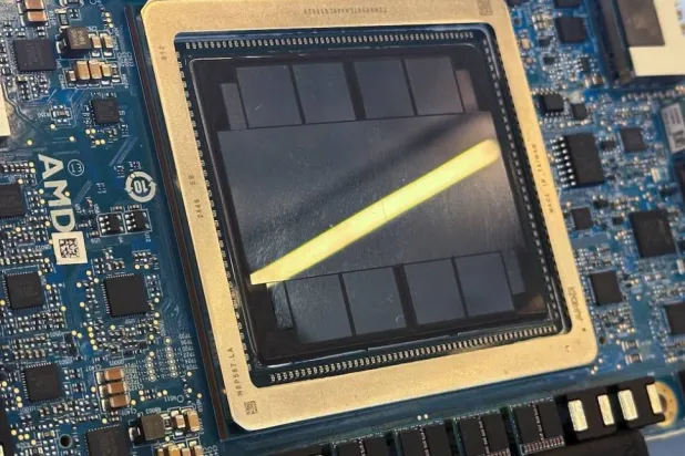 شريحة ذكاء اصطناعي من سلسلة «إم آي 350» لشركة «إيه إم دي» معروضة في سان خوسيه بكاليفورنيا (رويترز)