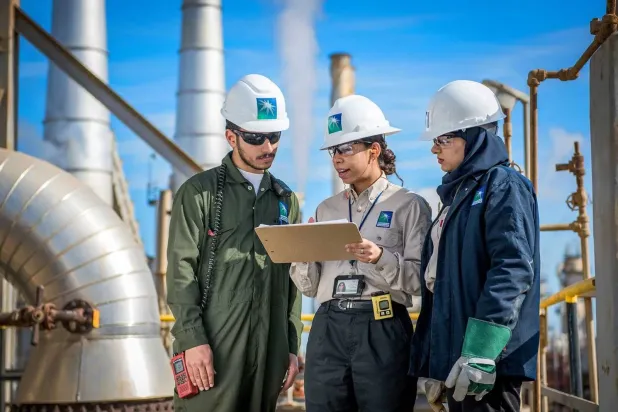 موظفون في إحدى منشآت «أرامكو» السعودية (الشرق الأوسط)