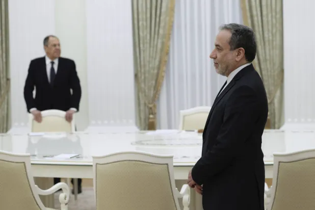 وزير الخارجية الإيراني عباس عراقجي ونظيره الروسي سيرغي لافروف في موسكو يوم 18 أبريل 2025 (أ.ب)