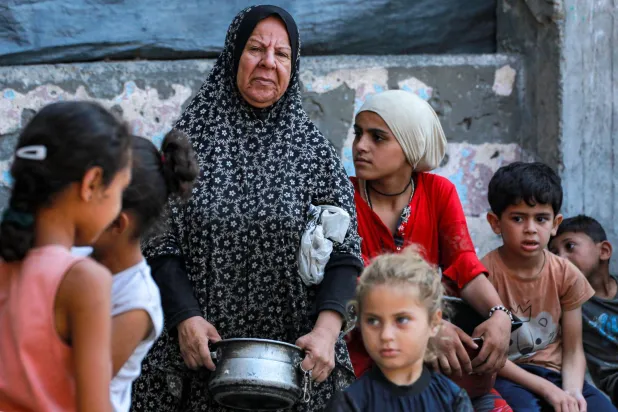 فلسطينيون في مدينة غزة ينتظرون تلقي مساعدات غذائية يوم الاثنين (أ.ف.ب) 