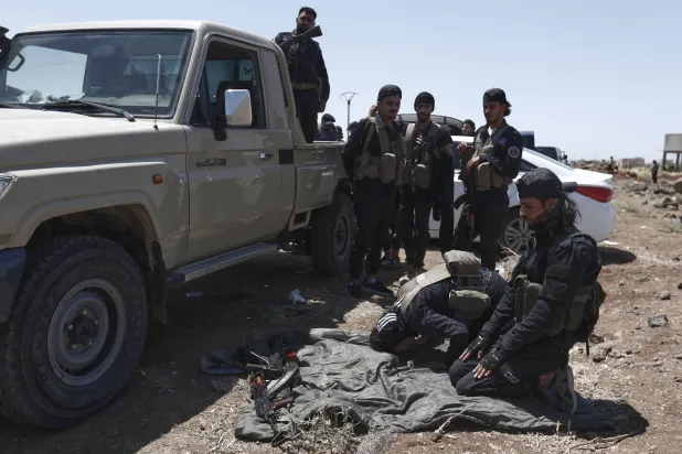 عناصر من قوات الأمن السورية في قرية بصر الحرير بمحافظة درعا استعداداً لدخول محافظة السويداء حيث اندلعت اشتباكات بين ميليشيات درزية وعشائر بدوية جنوب سوريا... 14 يوليو 2025 (أ.ب)