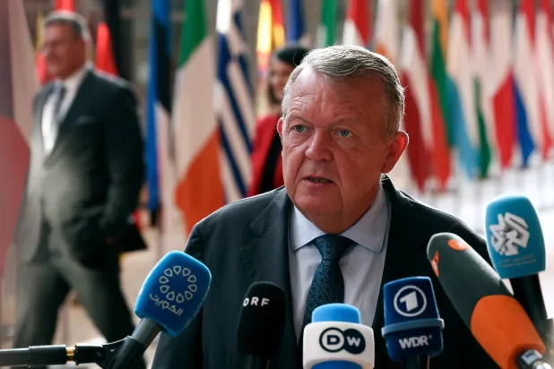 وزير الخارجية الدنماركي لارس لوك راسموسن يتحدث قبيل اجتماع الاتحاد الأوروبي لمناقشة العلاقات التجارية مع أميركا في بروكسل (رويترز)