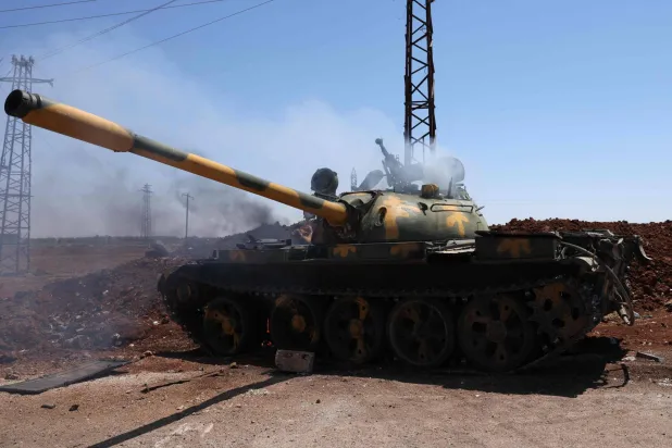 دبابة مشتعلة تابعة للجيش السوري في منطقة المزرعة قرب السويداء الاثنين (أ.ف.ب)