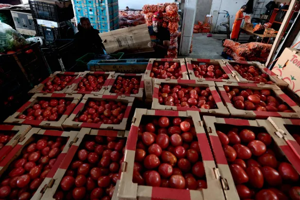 صناديق طماطم في سوق «سنترال دي أباستوس» بولاية خاليسكو في المكسيك (أ.ف.ب)