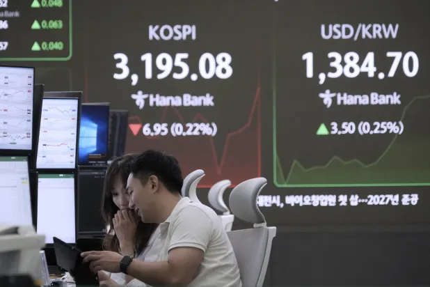 متداولو العملات يراقبون مؤشر «كوسبي» وسعر صرف الدولار مقابل الوون في بنك هانا بسيول (أ.ب)