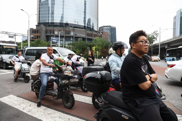 راكبو دراجات نارية في إشارة بالمنطقة المالية في العاصمة المالية بكين (إ ب أ)