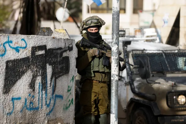 إسرائيل تعتقل أكثر من 32 فلسطينياً في الضفة الغربية