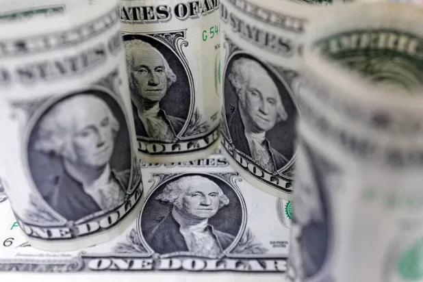 الدولار يستقر قرب أعلى مستوى في 3 أسابيع