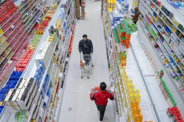 إحدى أسواق السلع الغذائية في السعودية (الشرق الأوسط)