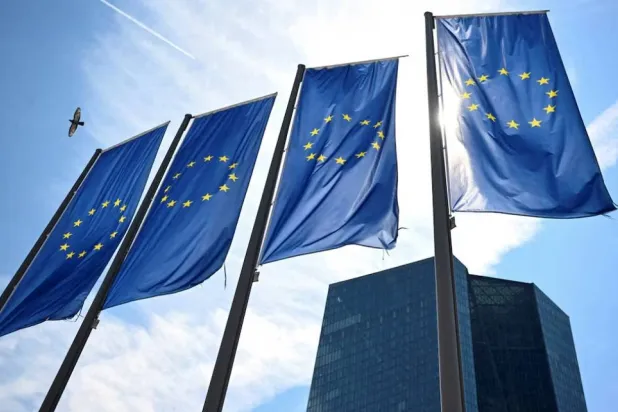 أعلام الاتحاد الأوروبي ترفرف أمام المقر الرئيسي لـ«البنك المركزي الأوروبي» في فرنكفورت بألمانيا (رويترز)