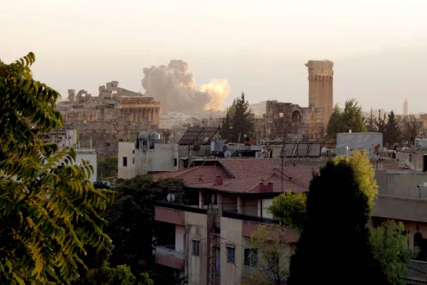 تصاعد الدخان في بعلبك التي تعد من كبرى مدن البقاع والمنطقة الحدودية مع سوريا والتي تُعدّ من معاقل «حزب الله» (أ.ف.ب)