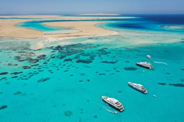 تعدّ من أجمل الجزر في منطقة البحر الأحمر وأكبرها... وتجمع بين السهل والجبل والبحر (كروز السعودية)