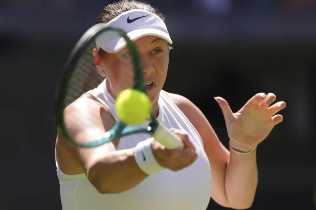 أماندا أنيسيموفا من الولايات المتحدة تعيد الكرة إلى أرينا سابالينكا من بيلاروسيا خلال مباراة نصف النهائي من بطولة ويمبلدون للتنس في لندن (أ.ب)