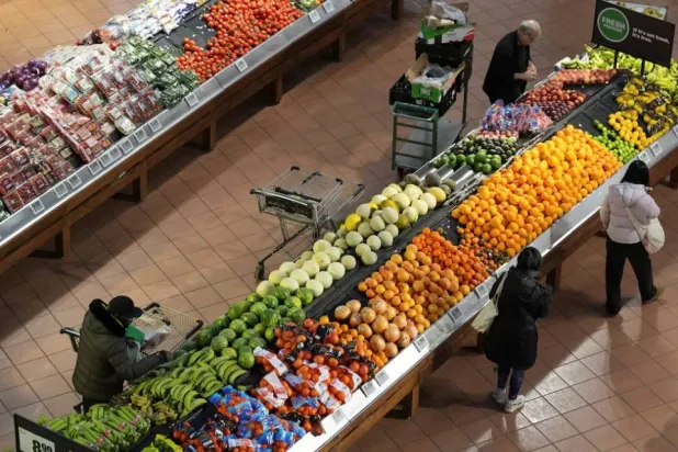 متسوقون في متجر بقالة عقب إعلان الرئيس الأميركي دونالد ترمب فرض رسوم على السلع الكندية في تورونتو (رويترز)