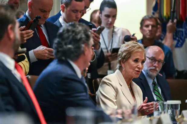 وزيرة التعليم الأميركية ليندا ماكماهون مع مدير مكتب الإدارة والميزانية راسل فوغت خلال اجتماع مجلس الوزراء مع الرئيس دونالد ترمب في البيت الأبيض بواشنطن (أ.ف.ب)