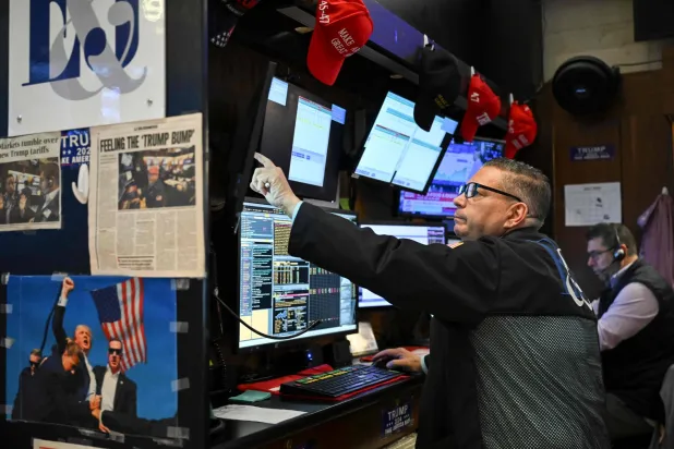 متداول يعمل في بورصة نيويورك (أ.ف.ب)