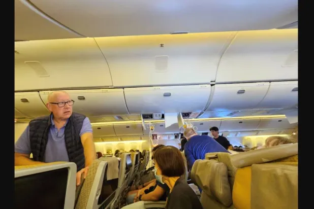 الطيران يُسبب الجفاف لذا تأكد من الحصول على كمية كافية من السوائل (رويترز)