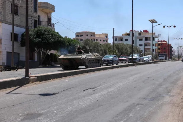 عناصر من قوات أمن السورية داخل مدرعة في مدينة السويداء ذات الأغلبية الدرزية 15 يوليو 2025 (أ.ف.ب)