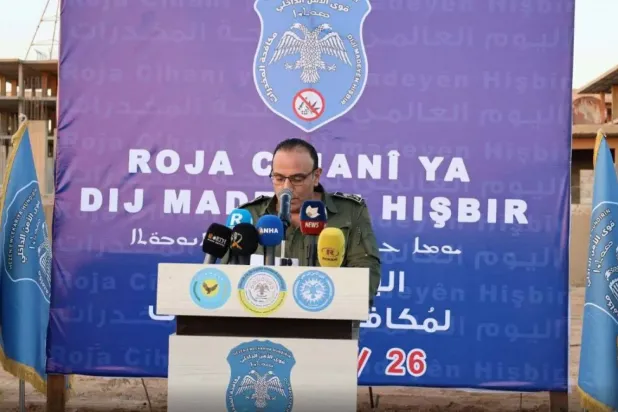 Kuzey ve Doğu Suriye Özerk Yönetimi İç Güvenlik Güçleri Genel Komutanlığı üyesi Tümgeneral Ali el-Hasan, geçtiğimiz haziran ayında Haseke'de düzenlediği basın toplantısında (Şarku’l Avsat)