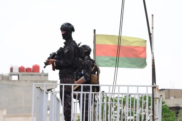 قوى الأمن الداخلي في أحد مقراتها بمدينة الحسكة في شمال شرقي سوريا (الشرق الأوسط)