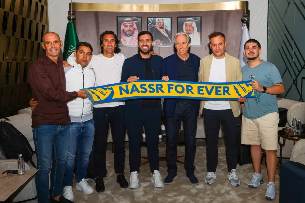 خيسوس والجهاز الفني المرافق الذي وصل أمس إلى الرياض (نادي النصر)