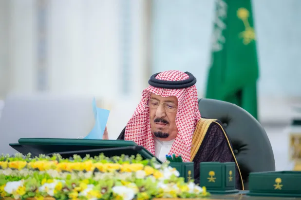 خادم الحرمين الشريفين الملك سلمان بن عبد العزيز لدى ترؤسه جلسة مجلس الوزراء في جدة الثلاثاء (واس)