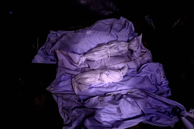 جثث ضحايا فلسطينيين في مستشفى الشفاء بمدينة غزة قتلتهم غارات إسرائيلية ليل الثلاثاء (إ.ب.أ)