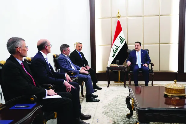 
رئيس الحكومة العراقية خلال استقباله نائب رئيس شركة «إينرجي» النفطية الأميركية في بغداد أمس (إعلام حكومي)