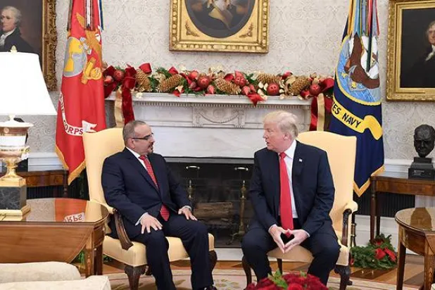 ولي عهد البحرين خلال لقاء سابق مع ترمب (أرشيفية)