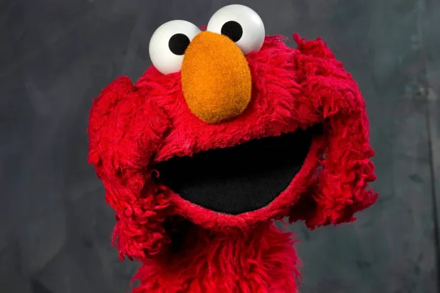 شخصية «عالم سمسم» المحبوبة «إلمو» ضحية قرصنة على منصة «إكس» (أ.ب)