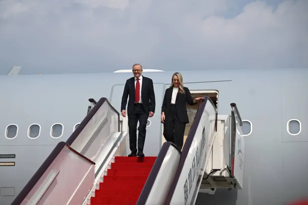 رئيس الوزراء الأسترالي أنتوني ألبانيز أثناء وصول طائرته إلى مطار مدينة تشنغدو الصينية (إ.ب.أ)