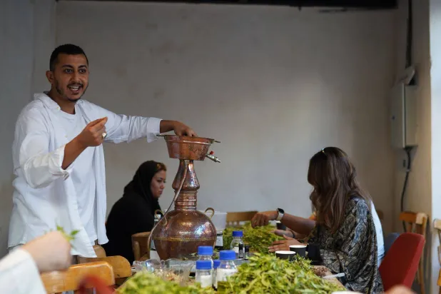 ورشة صناعة العطور بأساليب تقليدية (زاوية 97)